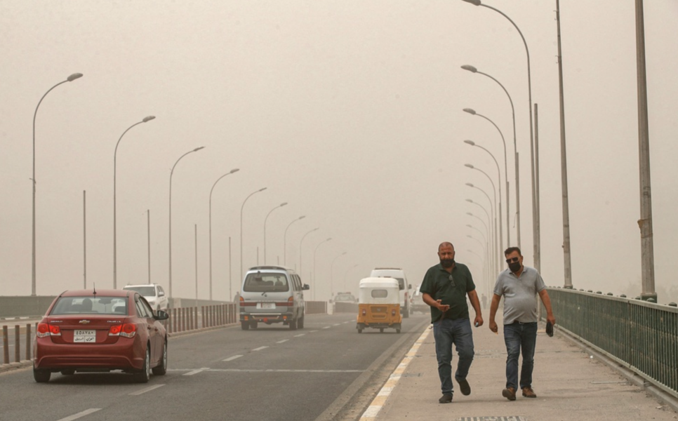 Sinekbron över floden Tigris i Bagdad under den kraftiga sandstormen på onsdagen.