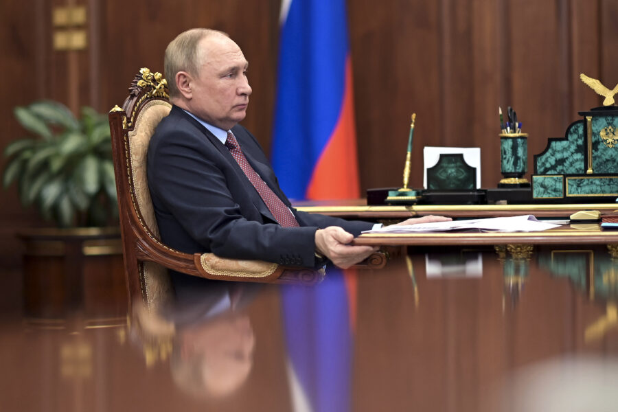 Rysslands president Vladimir Putin i möte i Kreml den 6 april.