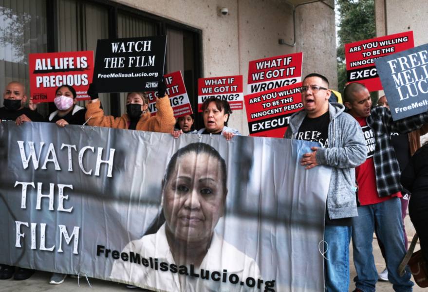 Familj och vänner till Melissa Lucio demonstrerar utanför en domstolsbyggnad i Texas i februari.