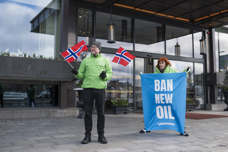 Norges statsminister Jonas Gahr Støre möttes av oljekritiska budskap från aktivister vid sitt besök i Stockholm under tisdagen.