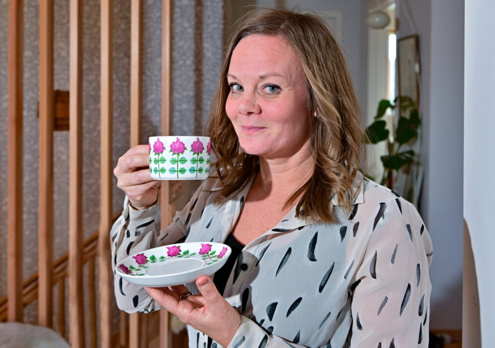 ”Jag brukar säga att man ska tänka loppis först”, säger loppisentusiasten Karin Benjaminsson, som gärna dricker ur koppen ”Pynta” från Gustavsberg, formgiven av Stig Lindberg.