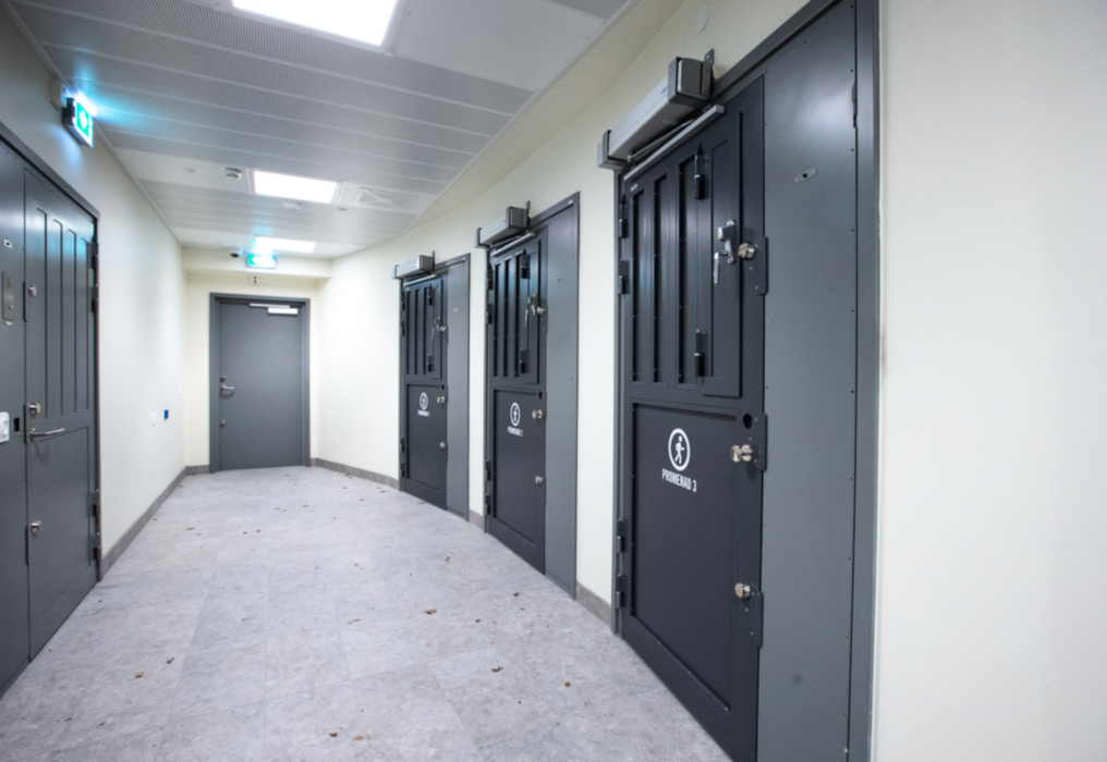 I genomsnitt häktas 1 200 barn och ungdomar varje år – majoriteten beläggs också med restriktioner.