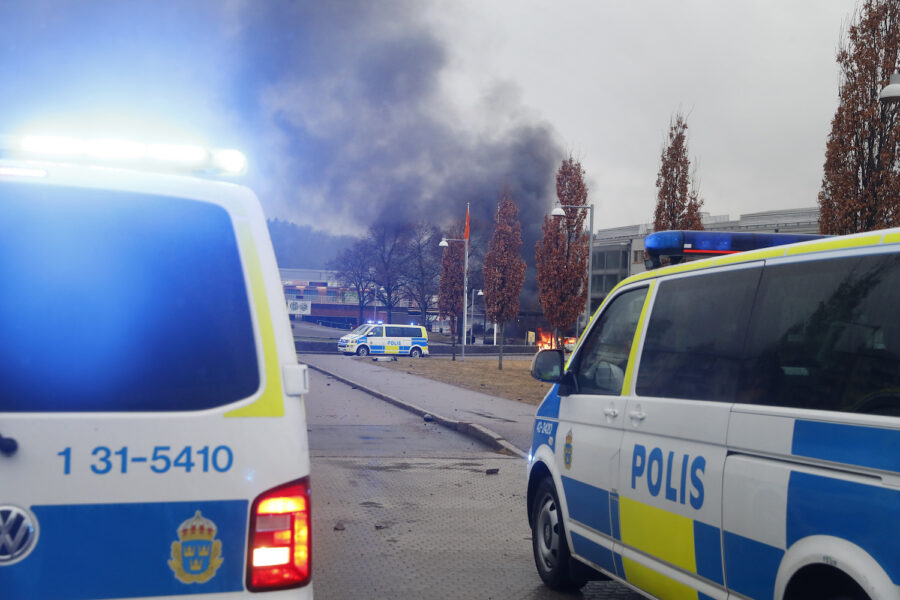 Bilar brinner på en parkering i Navestad i Norrköping på torsdagskvällen.