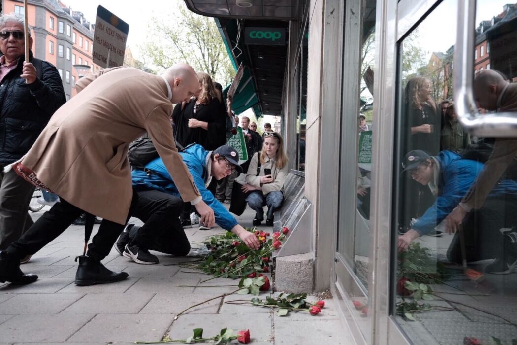 Demonstranterna placerade röda rosor utanför Socialdemokraternas partihögkvarter som en påminnelse om över 200 års alliansfrihet och en önskan om att gå fredens väg.