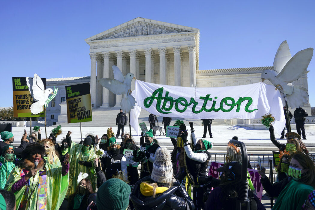 Demonstranter protesterar till stöd för abort utanför Högsta domstolen i USA i januari.