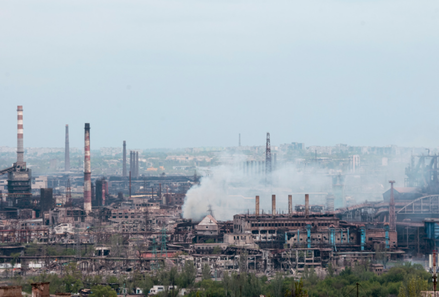Rök stiger från stålverket Azovstal i ukrainska hamnstaden Mariupol på torsdagen.