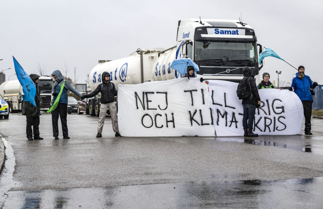 Aktivister protesterade mot oljeimport från Ryssland utanför grindarna till oljehamnen i Malmö, den 7 april.