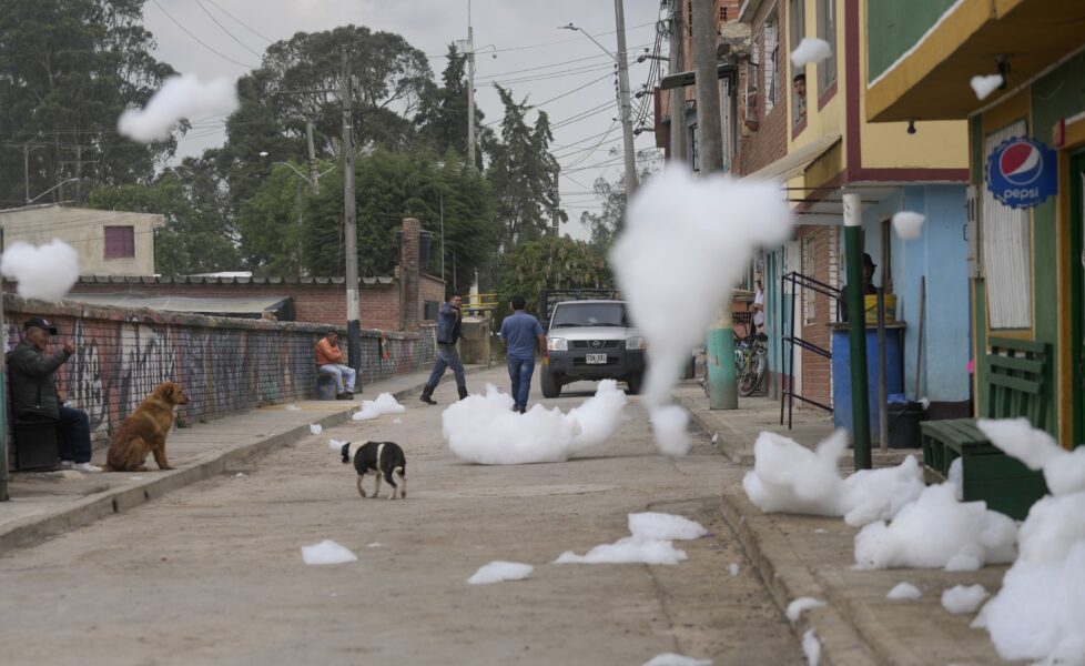 Delar av det stora skumtäcket drog in över gatorna i Bogotá-förorten Mosquera tidigare i veckan.