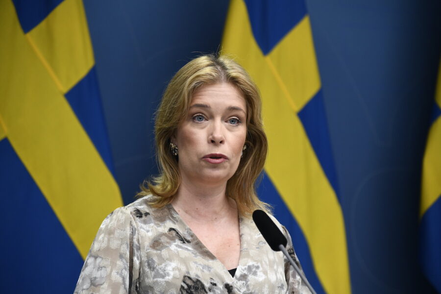 På torsdagseftermiddagen får klimat- och miljöminister Annika Strandhäll (S) besök av Aktion Rädda Vättern.