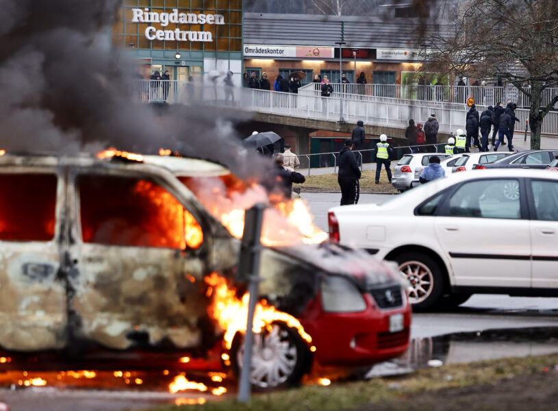 Under påsken sattes bland annat bilar i brand, som här på en parkering i Navestad i Norrköping.