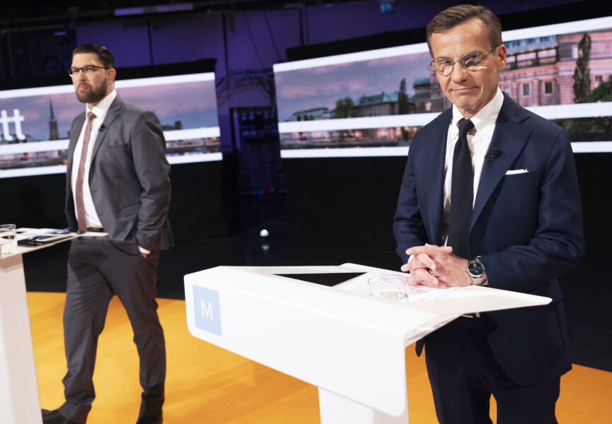 Sverigedemokraternas Jimmie Åkesson (tv) och Moderaternas partiledare Ulf Kristersson i studion i TV-huset inför söndagens partiledardebatt i SVT:s Agenda.