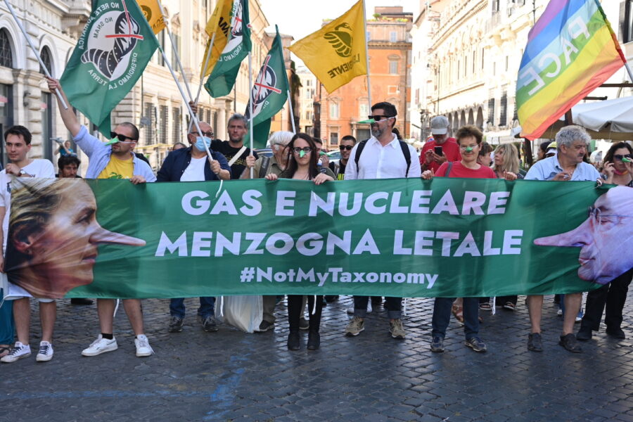 "Gas och kärnkraft – en dödlig lögn", var budskapet från demonstranterna i Rom som under lördagen  protesterade mot EU-kommissionens val att ta med gas och kärnkraft i förteckningen över "hållbara" energislag.