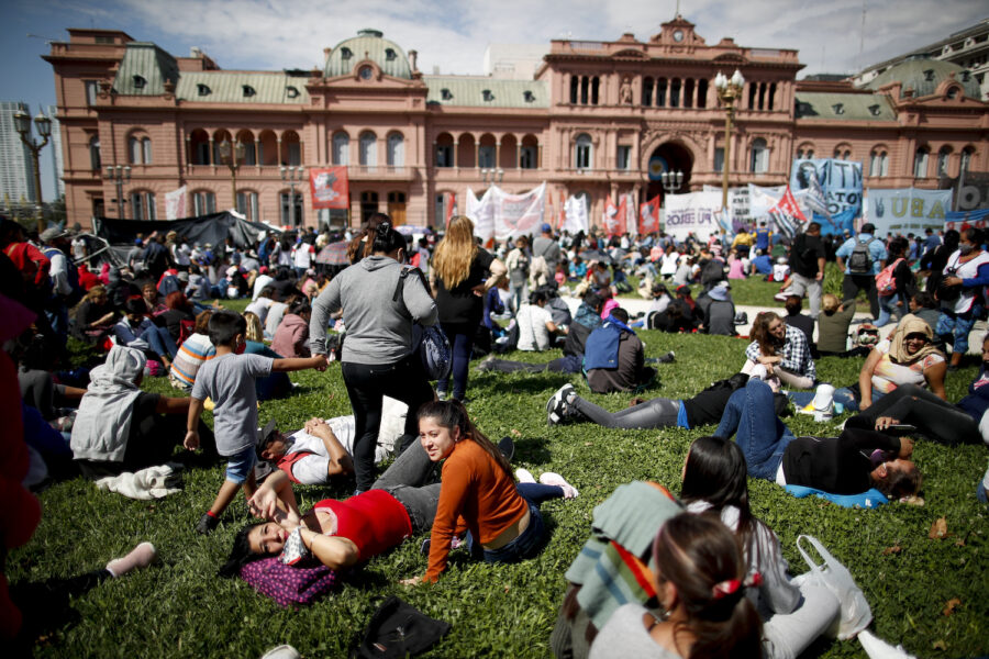 Pandemin och en ständig inflation har slagit hårt mot vanliga människors ekonomi i Argentina.