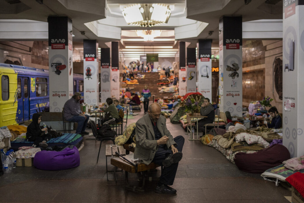 Trots att bombningarna är färre i Kharkiv i östra Ukraina nu än tidigare under kriget använder människor fortfarande tunnelbanan som skyddsrum