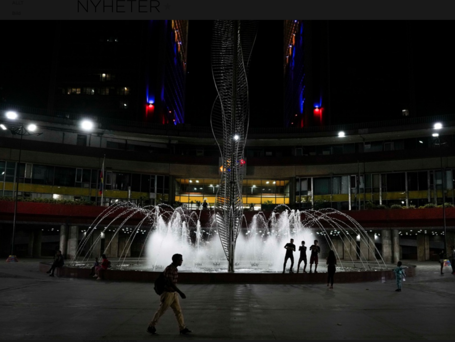 Människor vid en fontän vid Caracastorget i Caracas i Venezuela.