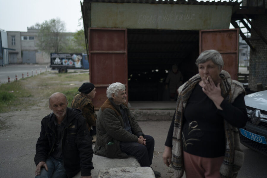 Invånare i Sievjerodonetsk vid en källare som använts som bombskydd under ryska attacker av staden.