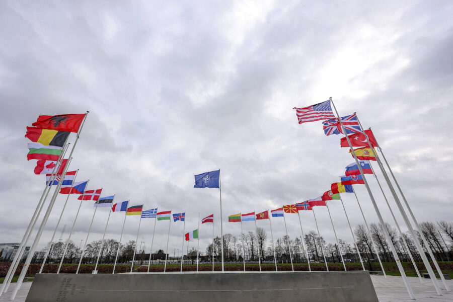Medlemsländernas flaggor vid Natohögkvarteret i Bryssel.