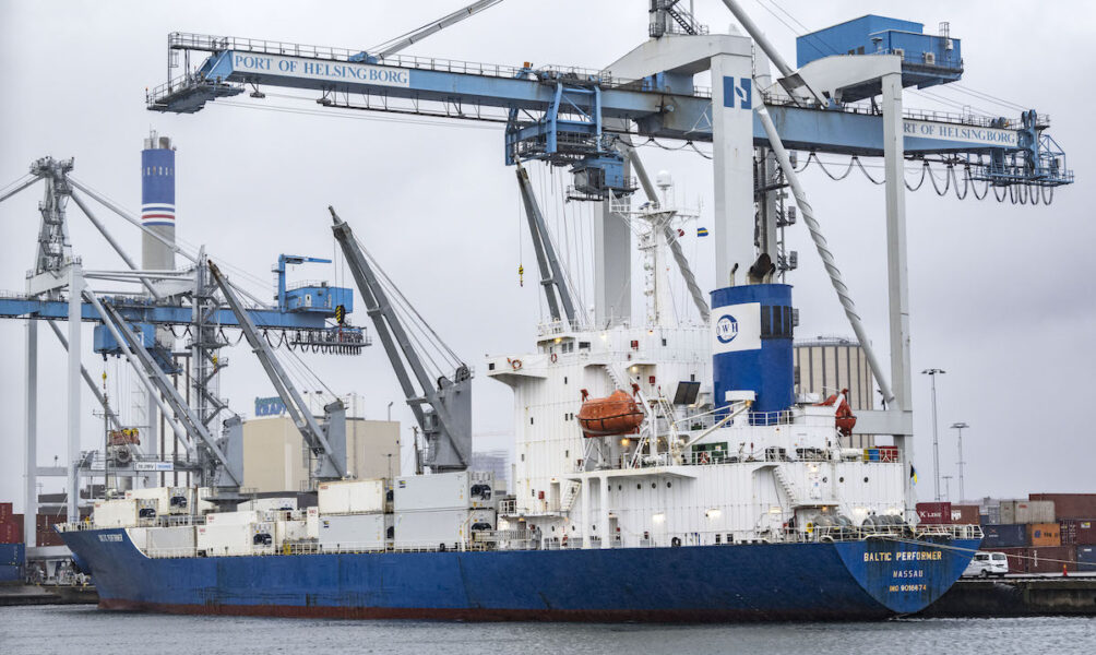 Ett ryskt bananfartyg fick vänta på lossning under en helg i april, på grund av Hamnarbetarförbundets förra blockad.