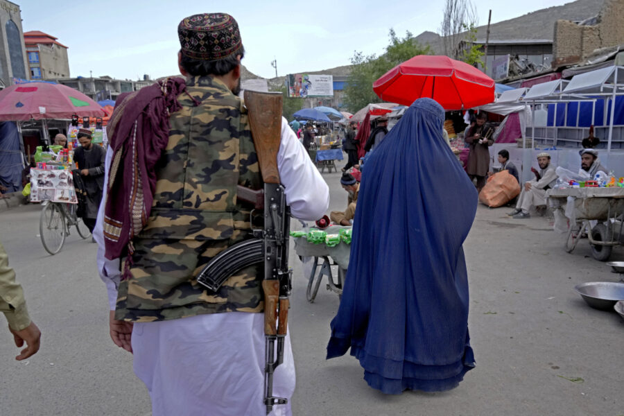 En kvinna i burka går genom en marknad i Kabul, Afghanistan, tidigare i maj.