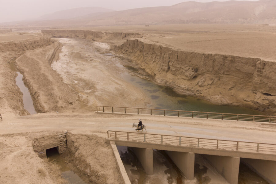 En bonde på en åsna har hämtat vatten vid den nästintill uttorkade floden Sang-e-Atash i Afghanistan.