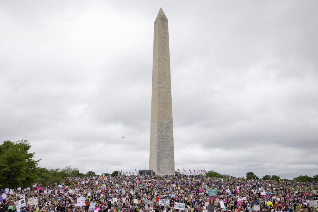 Demonstranterna samlades vid Washington-monumentet i huvudstaden för att sedan tåga mot Högsta domstolen.