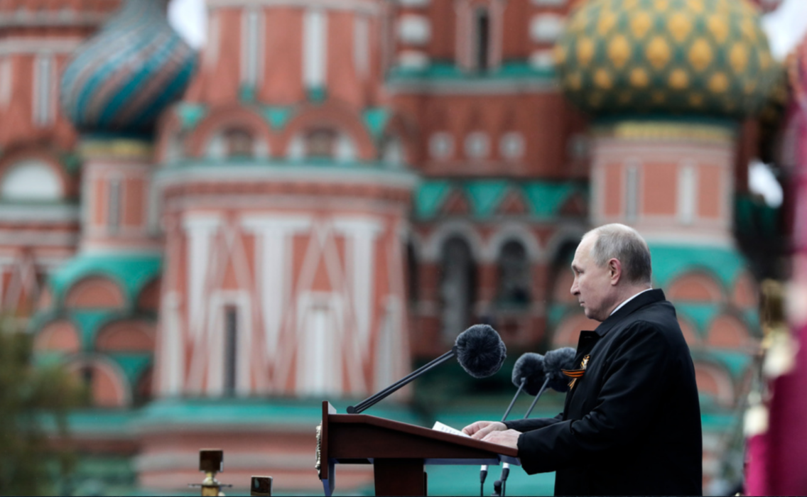 Vladimir Putin håller tal i samband med militärparaden under segerdagen förra året på Röda torget i Moskva.