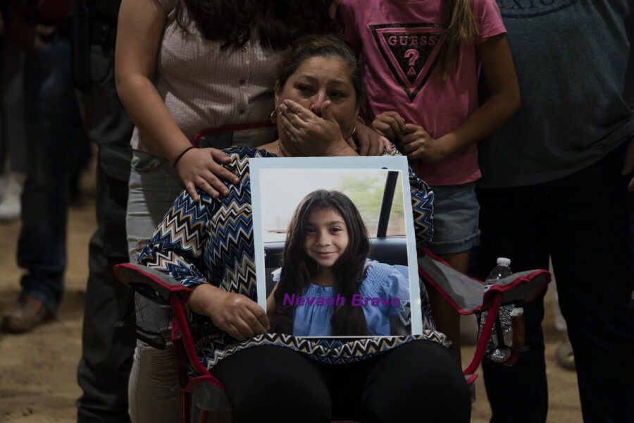 Esmeralda Bravo, 63, håller upp en bild på sitt barnbarn Nevaeh Bravo, ett av skyttens offer.