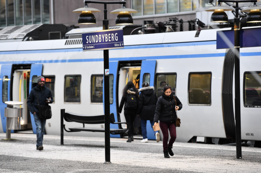 Den 7 maj anordnar SEKO Pendelklubben en demonstration på Sergels torg i Stockholm för protestera mot beslutet att ersätta tågvärdarna på stadens pendeltåg med kameror.