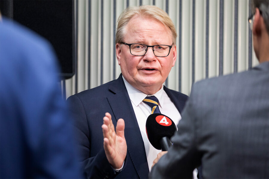 Efter gårdagens besked att Socialdemokraterna vill att Sverige går med i Nato kommer regeringen redan i dag, måndag, sammanträda för att fatta beslut enligt försvarsminister Peter Hultqvist.