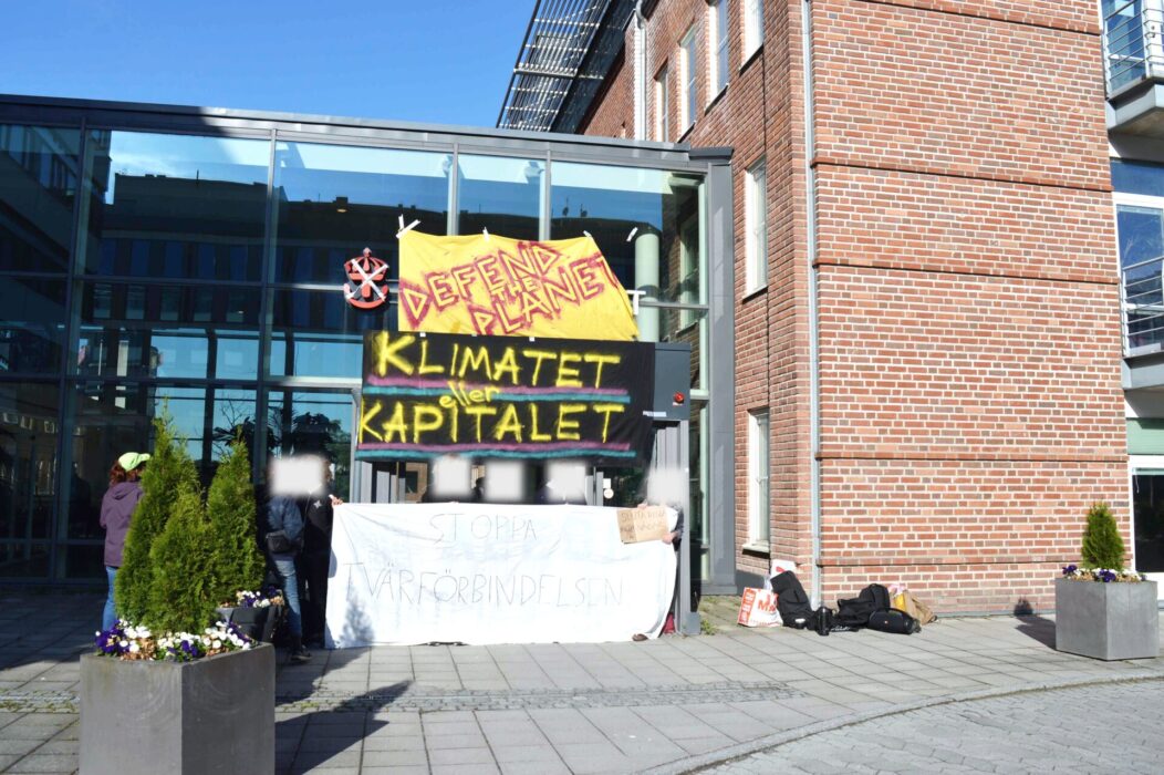 Förbundet Allt åt alla anordnade blockerade Trafikverkets entré på måndagsmorgonen, i protest mot motorvägsbygget Tvärförbindelse Södertörn.