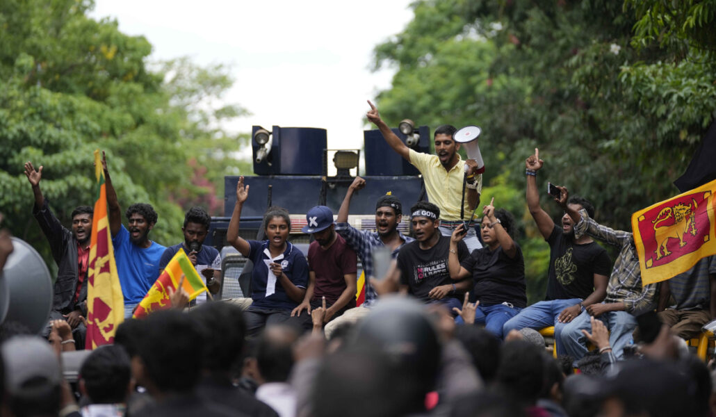 Demonstranter i huvudstaden Colombo kräver regeringens avgång i en protest nära parlamentet.