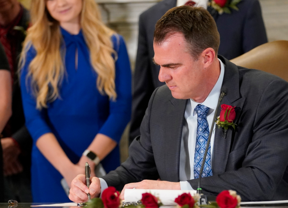 Oklahomas republikanska guvernör Kevin Stitt har skrivit under en ny restriktiv abortlag i delstaten.