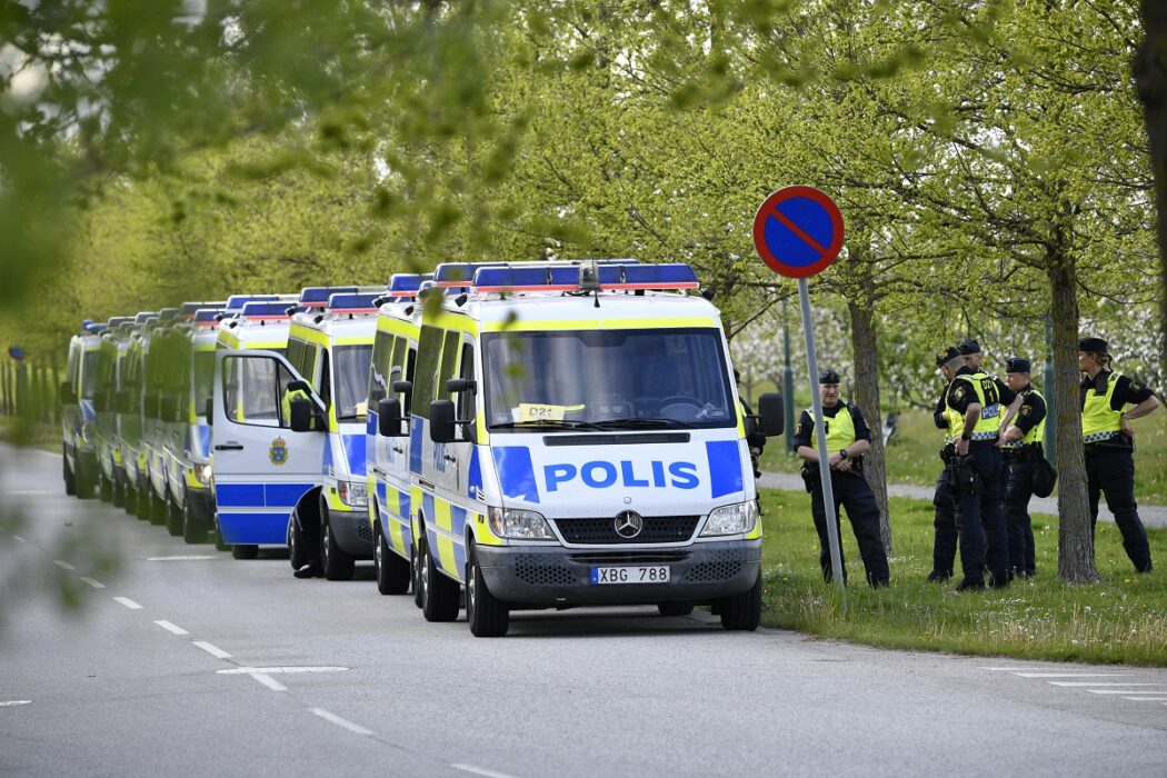 "Vi vill se en markant attitydförbättring i riksdagen för att vända den negativa trend med rasistiska, kränkande och avpersoninifierande påstående och förslag som återspeglar sig i folks medvetande och destruktiva handlingar", skriver debattörerna.