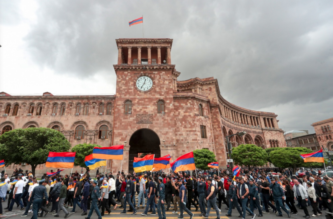 Protester i Armeniens huvudstad Jerevan i början av maj.