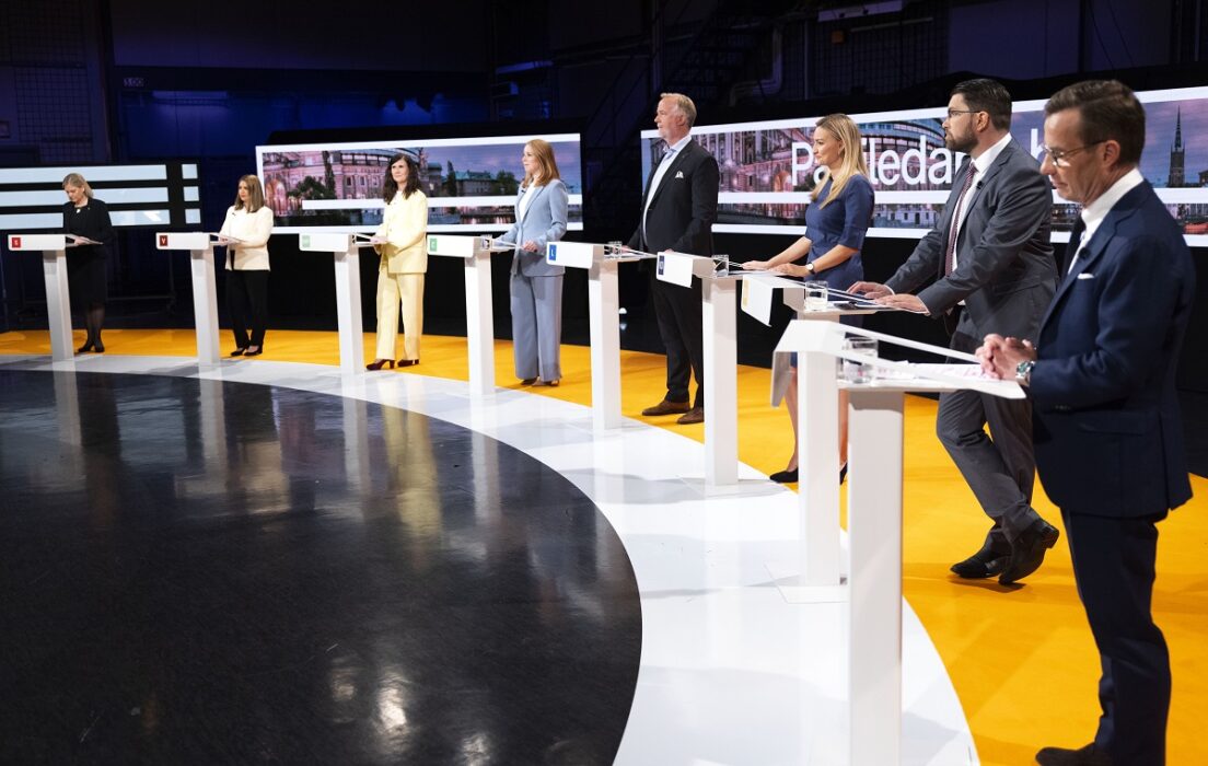 Fr v statsminister Magdalena Andersson (S), Vänsterpartiets partiledare Nooshi Dadgostar, Miljöpartiets språkrör Märta Stenevi, Centerpartiets partiledare Annie Lööf, Liberalernas Johan Pehrson, Kristdemokraternas Ebba Busch, Sverigedemokraternas Jimmie Åkesson och Moderaternas partiledare Ulf Kristersson i studion i TV-huset inför partiledardebatt i SVT:s Agenda 8 maj.