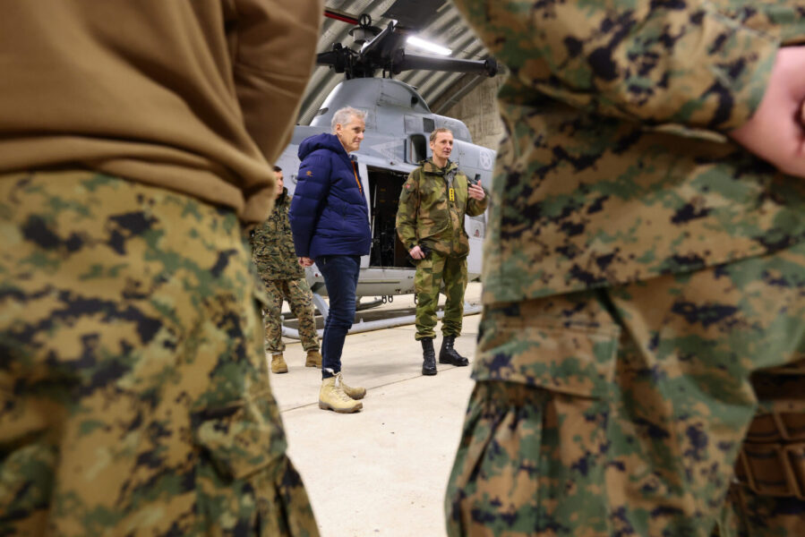 Norges statsminister Jonas Gahr Støre och försvarschefen general Eirik Kristoffersen pratar med amerikanska flottans soldater i samband med Natos militärövning Cold response vid Bardufoss i Norge.