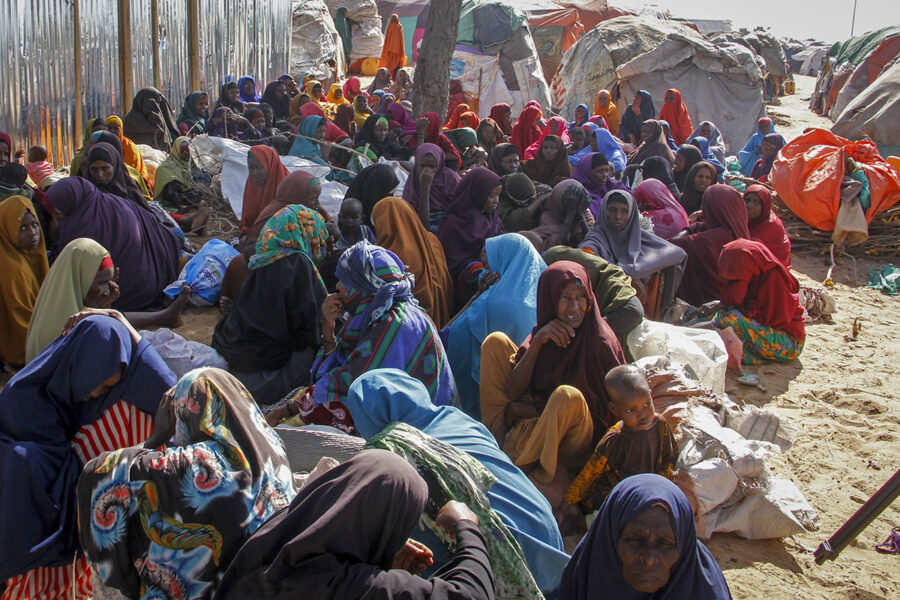 Somalier som flytt från torkan i ett läger i Mogadishus utkant.