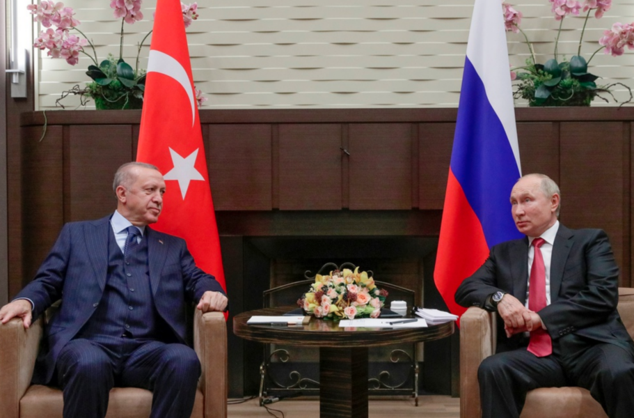 Turkiets president Recep Tayyip Erdogan (vänster) och Rysslands president Vladimir Putin i ett möte i ryska Sotji i september 2021.