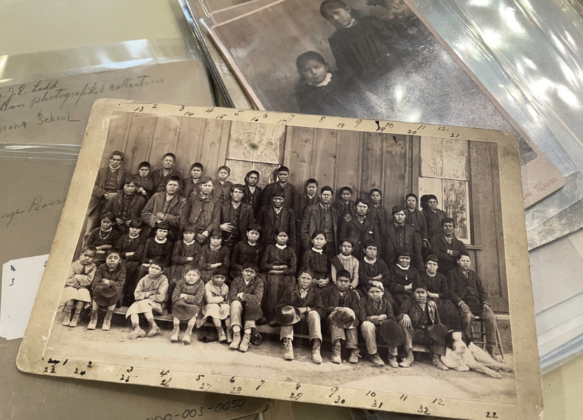 Barn från ursprungsbefolkningen vid Ramona industrial school i Santa Fe, New Mexico, på ett foto från sent 1800-tal.