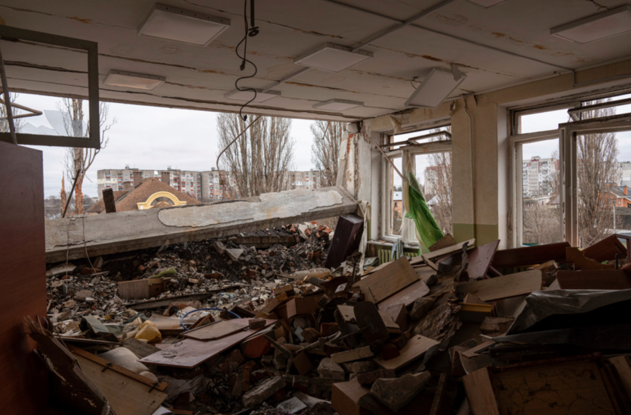 En förstörd skolbyggnad i Tjernihiv i Ukraina.
