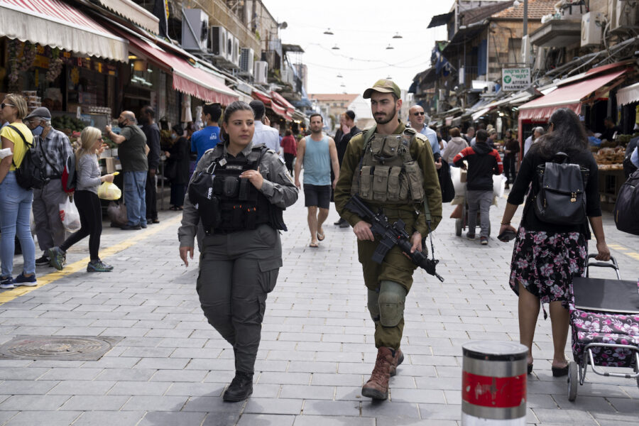 Israelisk gränspolis och militär patrullerar Jerusalem.