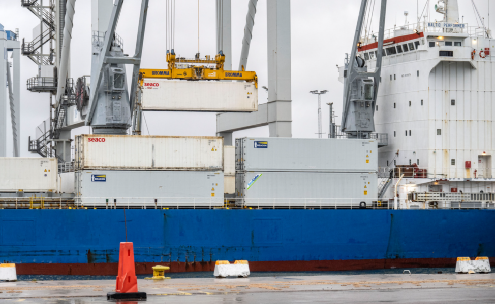 Sedan den 28 mars har allt lossnings- och lastningsarbete, bogsering och förtöjning och utpekade fartyg försatts i blockad i svenska hamnar.