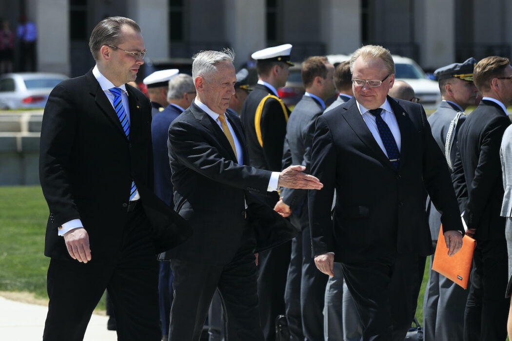 Försvarsminister Peter Hultqvist och Finlands före detta motsvarighet, Jussi Niinistö, tas emot av USA:s försvarsminister Jim Mattis i Pentagon 2018, då länderna skrev under en gemensam avsiktsförklaring om ett djupare militärt samarbete