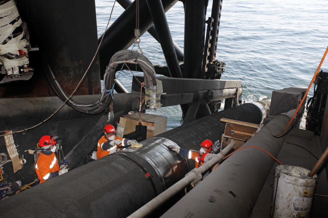 Arkivbild från 2010 som visar arbetet med att lägga ned de enorma rör under Östersjön som nu utgör Nordstream 1, som fortfarande leder gas från Ryssland till Europa.