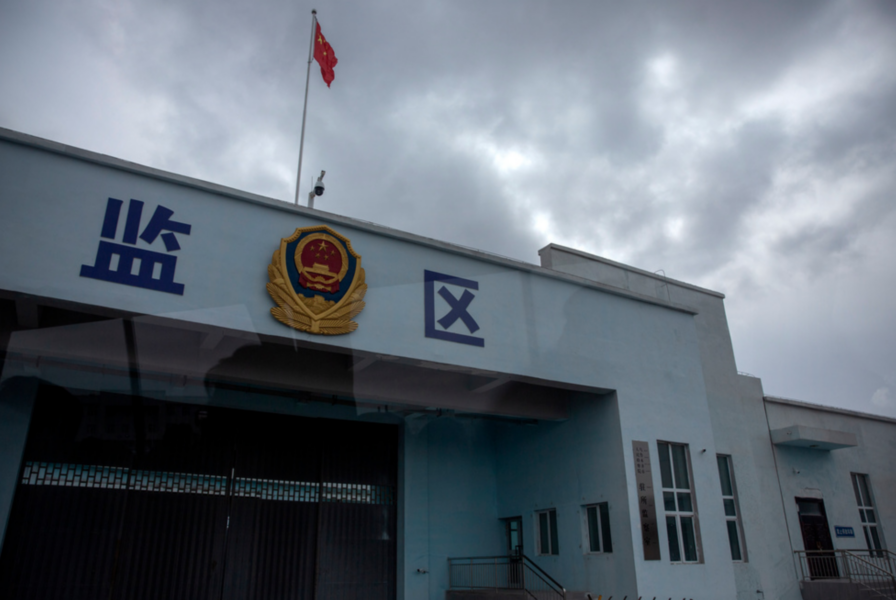 En kinesisk flagga vajar på ett fängelse i Xinjiang.