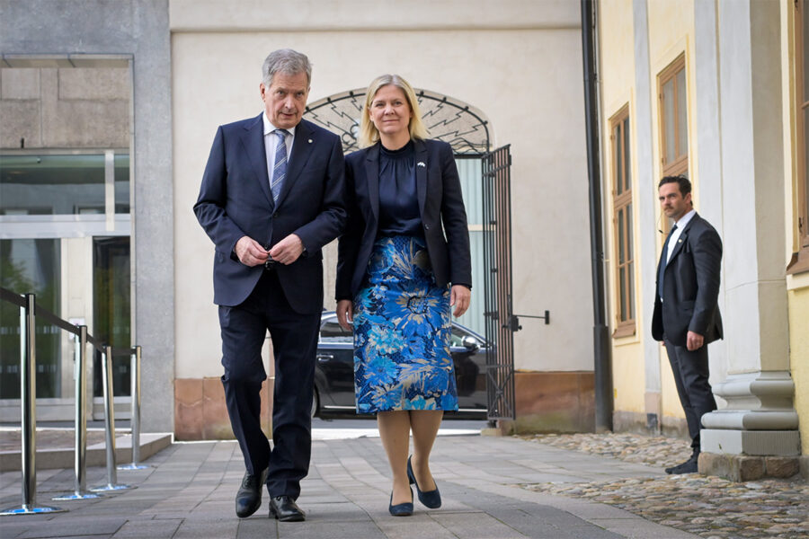 Finlands president Sauli Niinistö och statsminister Magdalena Andersson (S) vandrar sida vid sida allt närmare ett finskt och ett svenskt Natomedlemskap.