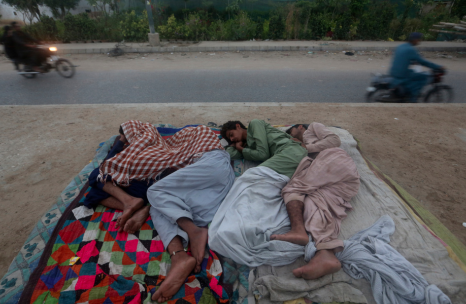 Arbetare sover utomhus i Karachi Pakistan.