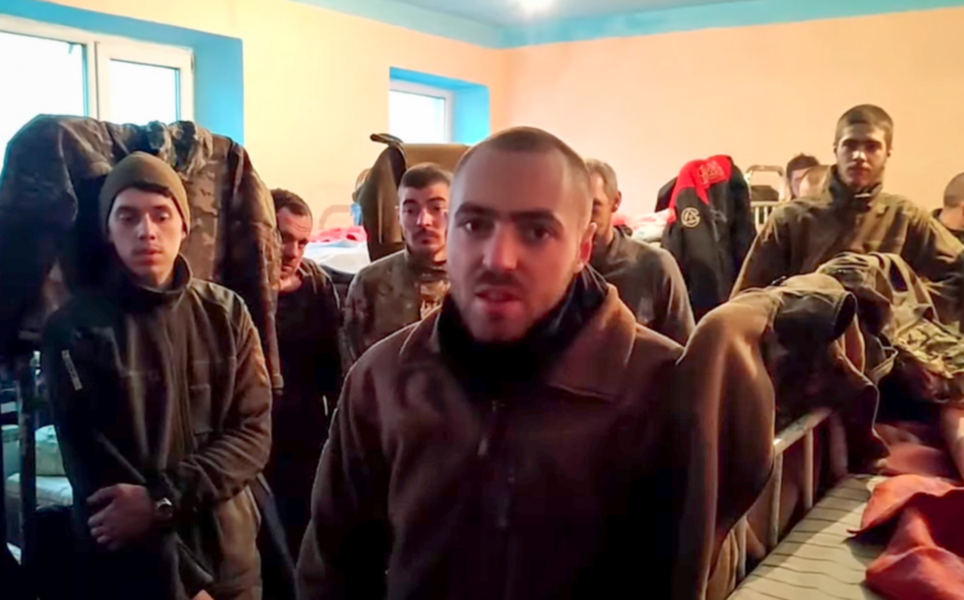 Ukrainska soldater i ett fångläger kontrollerat av ryskstödda rebeller.