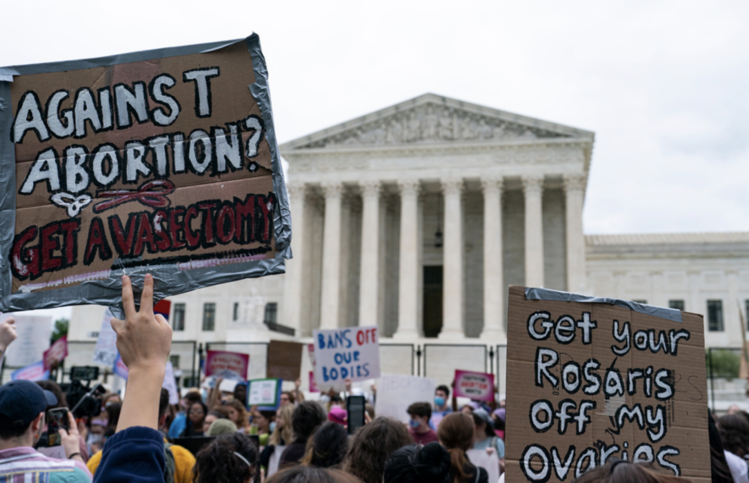 Demonstranter samlades utanför högsta domstolen i Washington DC efter att ett utkast läckt som pekar mot att HD kommer att riva upp rätten till abort.