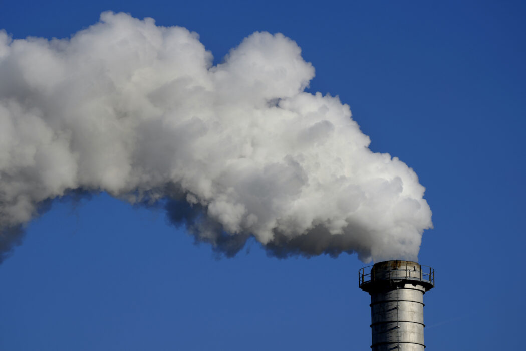 Reglerna för de över 13000 industrier, energibolag och flygbolag som ingår i EU:s utsläppshandel bör skärpas ytterligare, enligt det förslag som EU-parlamentets miljöutskott enats om.